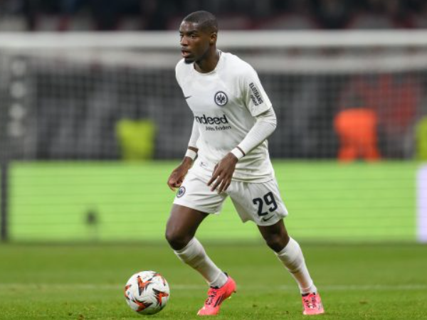 PSV Eindhoven Tertarik Pinjam Niels Nkounkou dari Eintracht Frankfurt